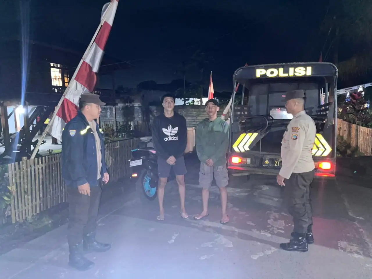 POLSEK KAKAS GELAR PATROLI KRYD, EDUKASI WARGA AGAR WASPADA TERHADAP KEJAHATAN